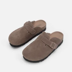 Sabots classiques en daim marron avec semelle en liège et boucle métallique réglable