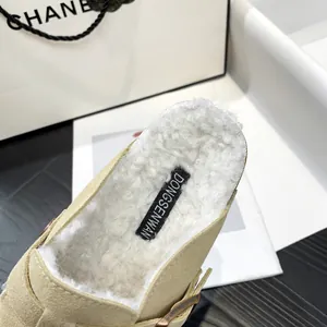 Gros plan détaillé montrant la doublure en fausse fourrure blanche d'un sabot en daim beige