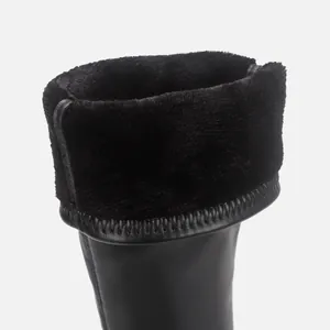 Nahaufnahme des plüschigen schwarzen Kunstfellfutters für Damen-Plateaustiefel
