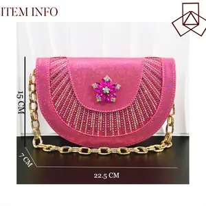 Vista dettagliata borsa da sera rosa con strass, dimensioni reali 22,5x15x7 cm