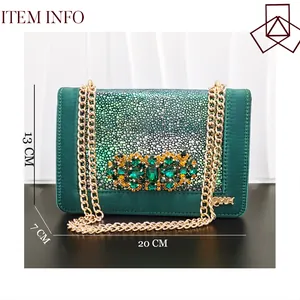 Detailansicht der smaragdgrünen Satin-Abendtasche mit Strass und Maßen