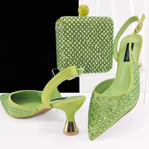 Elegantes tacones verdes con pedrería de punta fina y bolso de noche a juego