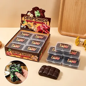 Detailweergave van Crisp Choco squishy speeltje in verpakking met chocolade textuur