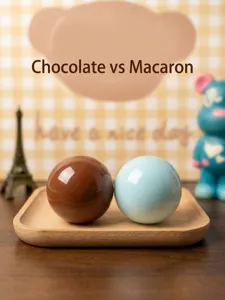 Gros plan de balles anti-stress artisanales brillantes marron et bleu ciel