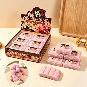 Close-up detail van de realistische textuur van een roze knapperige chocolade squishy speeltje