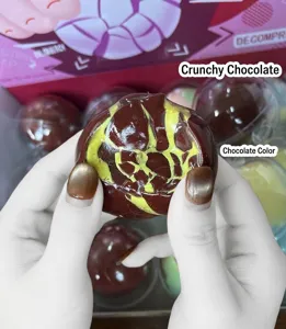 Gros plan d'une balle anti-stress souple au chocolat avec une texture craquelée unique