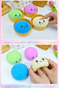Dettaglio di simpatici squishy baozi che mostrano la texture a rimbalzo lento al tocco