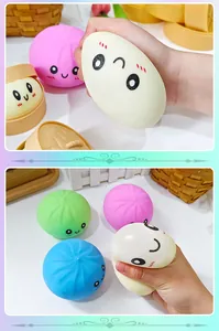Vista ravvicinata di una mano che preme un simpatico squishy a forma di panino antistress