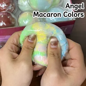 Morbida palla antistress fatta a mano color macaron mostrata mentre viene schiacciata