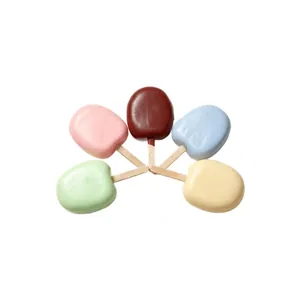 Lot de jouets de décompression en forme d'esquimaux colorés sur un fond blanc net