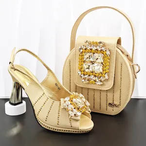 Abendsandalen in Champagnergold mit passender runder Tasche und Strass-Schnallen