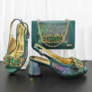 Detailansicht grüner Satinschuhe und passender Clutch mit elegantem Kristallbesatz
