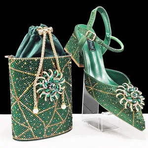 Lujoso conjunto de zapatos de tacón alto con diamantes de imitación verde esmeralda y bolso