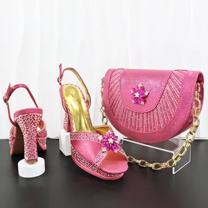 Sandali con tacco alto in strass rosa con set di borsa da sera a mezzaluna coordinata
