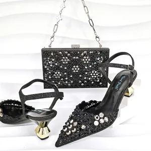 Vue détaillée d'escarpins noirs à strass de luxe et pochette de soirée assortie chic