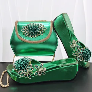 Elegantes Set aus metallic-grünen Keilsandaletten und passender Handtasche mit Juwelen.