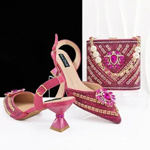 Elegantes Set aus magentafarbenen Strass-Sandalen und passender Clutch.