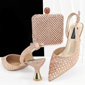 Detalle de zapatos de tacón de strass champán y bolso de noche a juego para bodas
