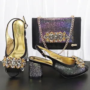 Detailansicht von schillernden Blockabsatzschuhen und passendem Strass-Abendtaschen-Set