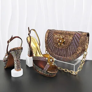 Elegante set borsa da sera marrone e sandali con tacco alto e strass