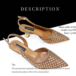 Tacones destalonados dorados elegantes con detalles de pedrería de lujo y punta