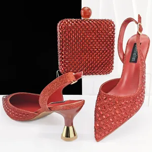 Zapatos de tacón de punta con purpurina roja y bolso de mano con pedrería para bodas.
