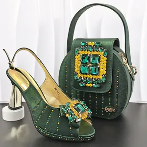 Nahaufnahme von grünen Satin-High-Heels und passender runder Tasche