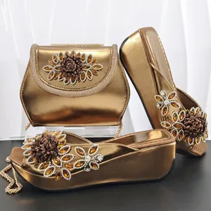Goldene Metallic-Keilsandaletten und passende Abendtasche mit bernsteinfarbenen Blumen