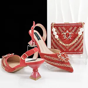 Detailansicht der roten Strass-Sandaletten mit passender Abend-Clutch-Tasche im Set