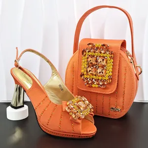 Luxuriöse orangefarbene Plateau-Sandalen und passende runde Handtasche mit Strasssteinen