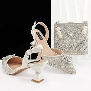 Elegantes Set aus weißen Strass-Sandaletten und passender Perlen-Abendtasche für Damen.