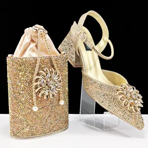Elegante conjunto de zapatos de tacón dorado con pedrería y bolso de mano a juego