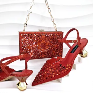Vue détaillée de chaussures de soirée rouges à strass et pochette assortie.