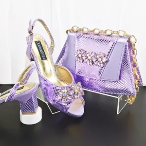 Elegante set di sandali con tacco in pelle di serpente viola e borsa da sera coordinata