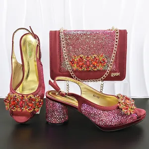Elegante weinrote Satin-High-Heels mit dazu passender Strass-Abendtasche im Set