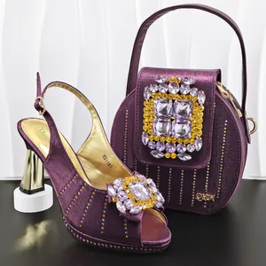 Elegantes Set aus lila Satin-Sandalen mit hohen Absätzen und passender runder Handtasche