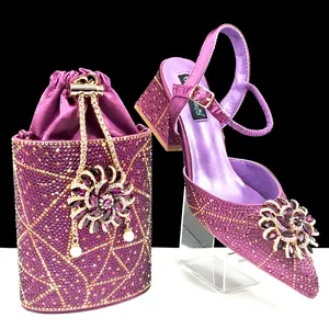 Elegante conjunto de zapatos de novia de tacón y bolso a juego con brillantes morados