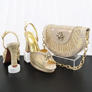 Set di sandali dorati con strass e pochette da sera coordinata per occasioni eleganti