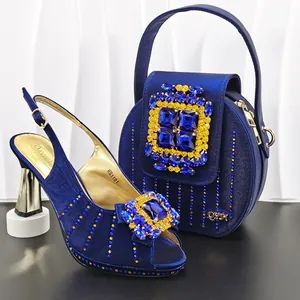 Königsblaue Satin-High-Heels und passende runde Tasche mit Strassschnallen