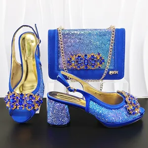 Abendset aus königsblauem Satin mit hohen Schuhen und passender Handtasche