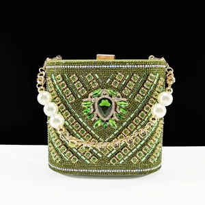 Elegante borsa a secchiello verde con strass di lusso, perle e catena dorata lucida