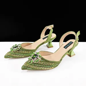 Eleganti décolleté slingback verdi a punta con lussuosi ornamenti in strass per feste