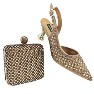 Elegante conjunto de tacones de punta con pedrería dorada y bolso de fiesta a juego