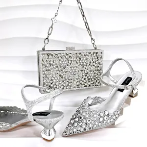Vue détaillée d'escarpins argentés à strass de luxe avec pochette de soirée assortie