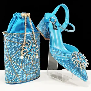 Elegantes zapatos de tacón alto de diamantes cian y conjunto de bolso de cubo a juego