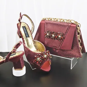 Elegante set sandali in pelle di serpente bordeaux e pochette con strass rossi