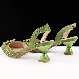 Eleganti sandali verdi glitterati con tacco alto, decorazioni in strass e tacco geometrico.