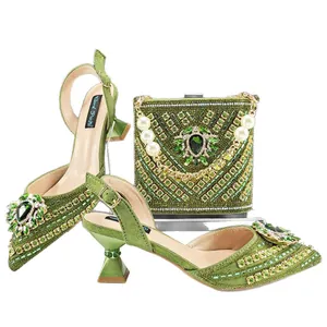 Elegante set di lusso con scarpe verdi a punta con strass e borsa da sera coordinata