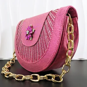 Elegante borsa da sera a mezzaluna rosa con strass, dettaglio floreale e catena