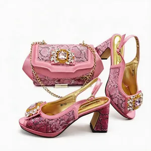 Pink snake-pattern rhinestone high-heeled shoes and matching chain handbag set for dinner.